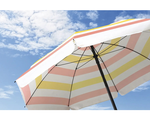 Gestreeifter Sonnenschirm gegen blauen Himmel