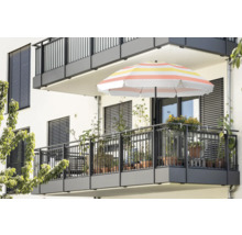Balkon mit Sonnenschirm, Pflanzen und Balkonmöbeln