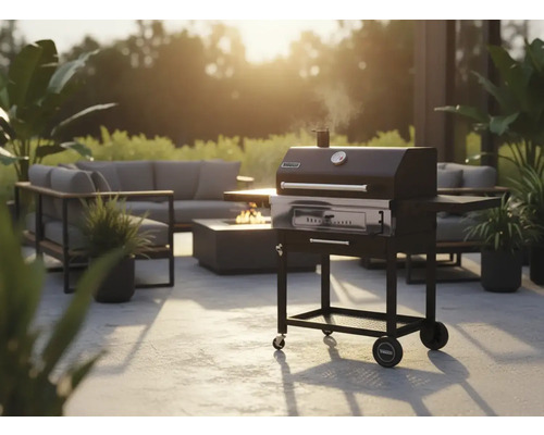 Gartenszene mit Holzkohlegrill, Sitzgruppe und Feuerstelle für eine gemütliche Atmosphäre im Freien.