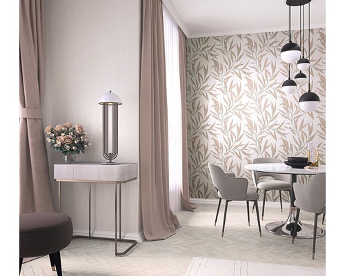 Helles Esszimmer mit Esstisch, Stühlen, Blumenvase und dekorativer Wandtapete.