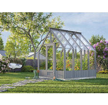 Gewächshaus im Garten mit Tomatenpflanzen und Gartenzubehör