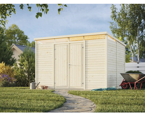 Gartenszene mit Gerätehaus aus Holz, Gartenwerkzeug und Schubkarre