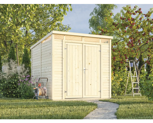 Garten mit Gerätehaus aus Holz, Schlauchwagen und Leiter vor Obstbaum