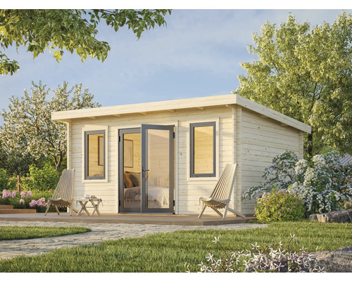 Holzgartenhaus mit Doppeltür und Fenstern im Garten
