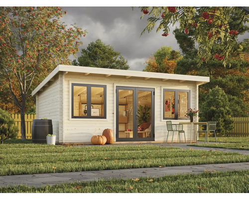 Garten Szene mit Holzgartenhaus, Fass, Kürbissen, Gartenmöbeln und Rasen