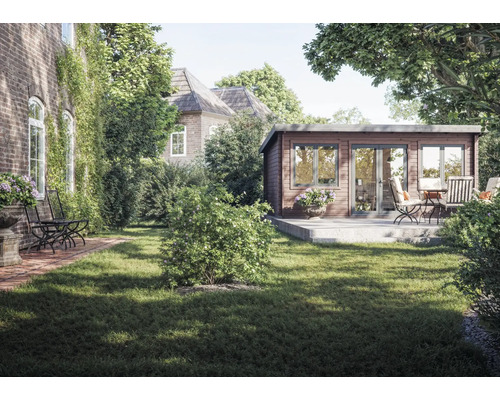 Gartenansicht mit Gartenhaus und Sitzgruppe auf einer Rasenfläche