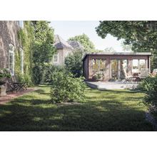 Gartenhaus mit Terrasse und Gartenmöbeln in einem gepflegten Garten