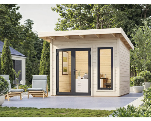 Modernes Gartenhaus aus Holz mit Doppeltür und Fenster im Garten.