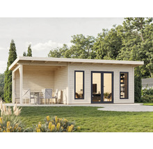 Gartenhaus mit überdachter Terrasse und Sitzmöbeln im Garten.