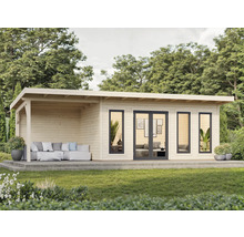 Holzgartenhaus mit überdachter Terrasse, Fenstern und Tür auf Rasenfläche