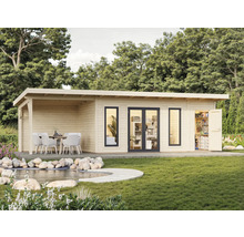 Garten mit Holzhaus, Terrasse, Teich und Gartenmöbeln