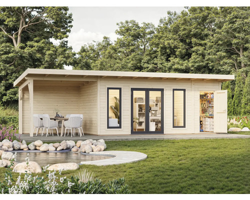 Gartenhaus mit überdachter Terrasse, Fenstern und einer offenen Tür