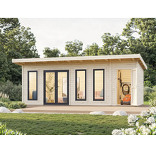 Holzgartenhaus mit Fenstern und einer offenen Tür zur Aufbewahrung von Gartengeräten