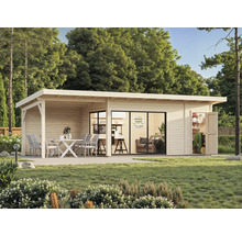 Holzgartenhaus mit Terrasse, Gartentisch und Stühlen im Garten