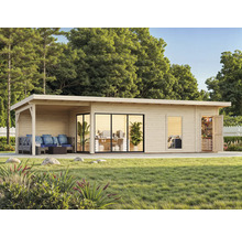 Holzgartenhaus mit überdachter Terrasse, Fensterfront und geöffneter Tür auf einer grünen Wiese.