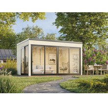 Modernes Gartenhaus mit Glasfront und Terrasse im Grünen.