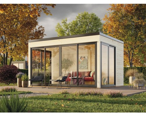 Modernes Gartenhaus mit Holzfassade und Glasfront im Garten