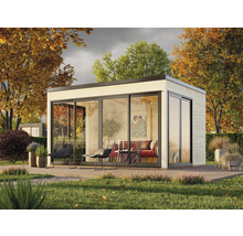 Modernes Gartenhaus mit Holzfassade und großen Glasschiebetüren in einer herbstlichen Gartenlandschaft.
