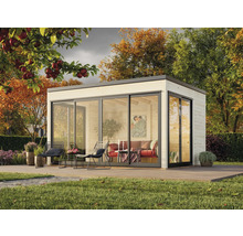 Modernes Gartenhaus mit Glasfront und Terrasse in herbstlicher Umgebung