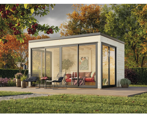 Modernes Gartenhaus mit Schiebetüren und Holzterrasse in herbstlicher Umgebung.