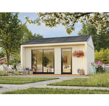 Gartenhaus mit Schiebetür und angrenzender Terrasse im Garten.