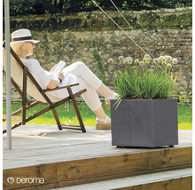 Szene mit Frau in einem Liegestuhl neben einem grauen Pflanzgefäß mit Pflanzen auf einer Holzterrasse
