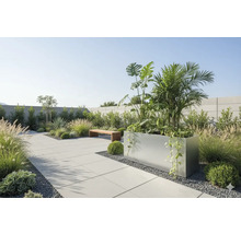 Garten mit Pflanzen, Pflastersteinen und Sitzbank