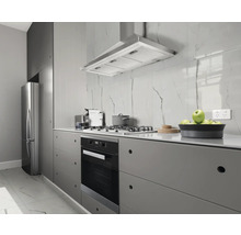 Moderne Küche mit Edelstahlgeräten, Dunstabzugshaube und grauen Schränken.