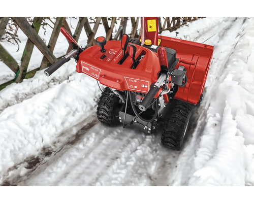 Eine Schneefräse steht im Schnee.