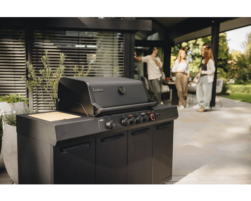 Enders Grillküche auf einer Terrasse mit Personen im Hintergrund