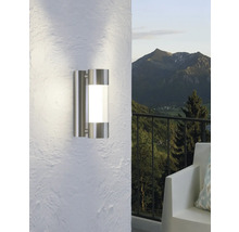 Moderne Wandleuchte aus Edelstahl für den Außenbereich, montiert an einer weißen Wand.