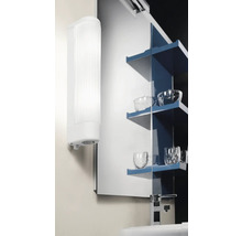 Badezimmer mit Spiegelschrank, Glasablagen und Wandleuchte