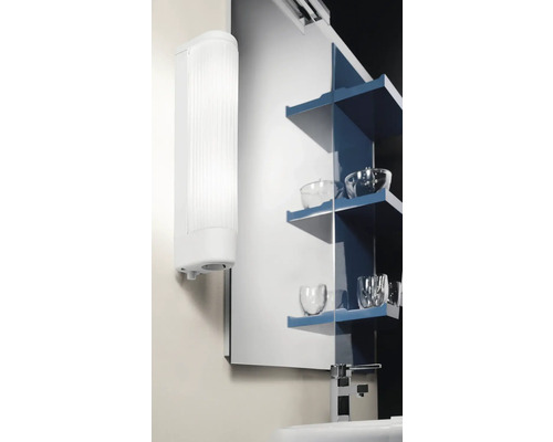 Badezimmer mit Spiegelschrank, Glasablagen und Wandleuchte