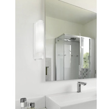 Modernes Badezimmer mit Waschbecken, Spiegelschrank und Wandleuchte