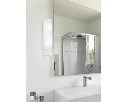 Modernes Badezimmer mit Waschbecken, Spiegelschrank und Wandleuchte