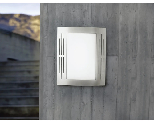 Rechteckige Wandleuchte aus Metall für den Außenbereich an einer Betonwand