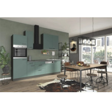 Küchenszene mit Einbauküche, Esstisch und Stühlen in einem hellen und freundlichen Raum.