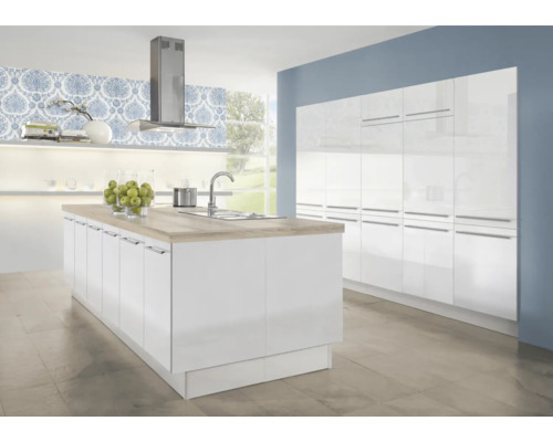 Helle Küche mit Kücheninsel, Dunstabzugshaube und Einbauschränken