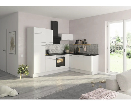 Helle Küche mit weißen Schränken, schwarzer Arbeitsplatte und Dunstabzugshaube