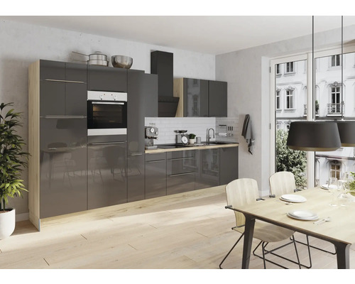 Moderne Küche mit grauen Schränken, Esstisch und Stühlen.