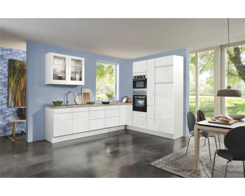 Helle Küche mit weißen Schränken, Arbeitsplatte in Holzoptik und Esstisch