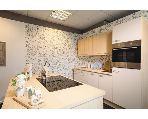 Moderne Küche mit Kochinsel, Einbaubackofen und floraler Tapete