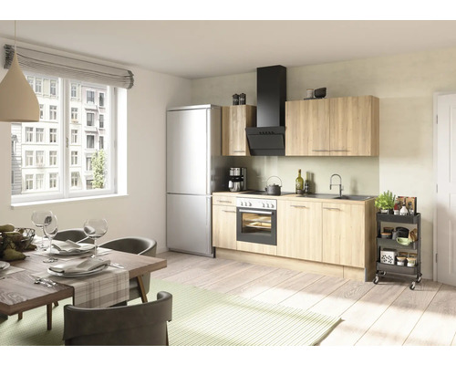 Helle Küche mit Esstisch, Küchenzeile, Kühlschrank und Dunstabzugshaube.