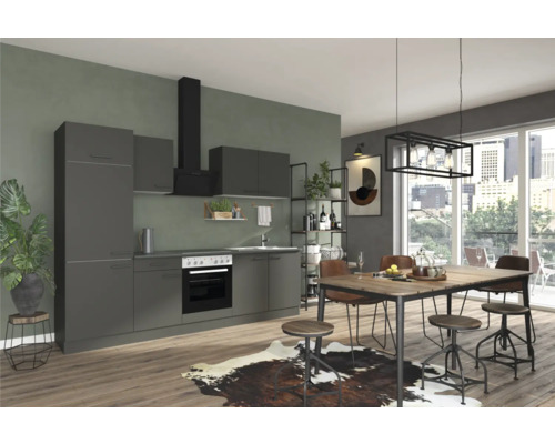 Moderne Küche mit Esstisch, Stühlen und Küchenzeile in einem hellen, offenen Raum.