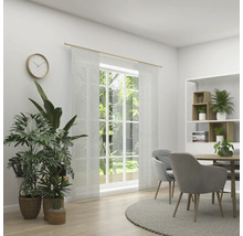 Helles Esszimmer mit Esstisch, Stühlen, Pflanzen und einem Fenster mit Gardinen.