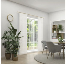 Heller Raum mit Esstisch, Stühlen, Fenster, Vorhängen und Pflanzen