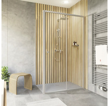 Helles Badezimmer mit Dusche, Duschkopf, Hocker und Heizkörper