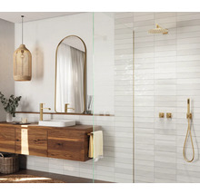 Modernes Badezimmer mit Holzwaschtisch, Spiegel und Dusche