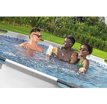 Drei Personen genießen erfrischende Getränke in einem Pool im Freien.