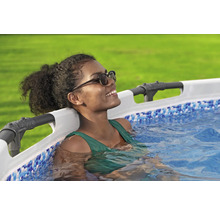 Frau entspannt in einem Frame Pool im Garten.